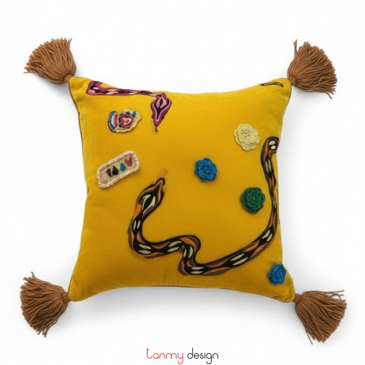 Vỏ gối vuông thêu rắn đính hoa móc nhung vàng 45x45 cm